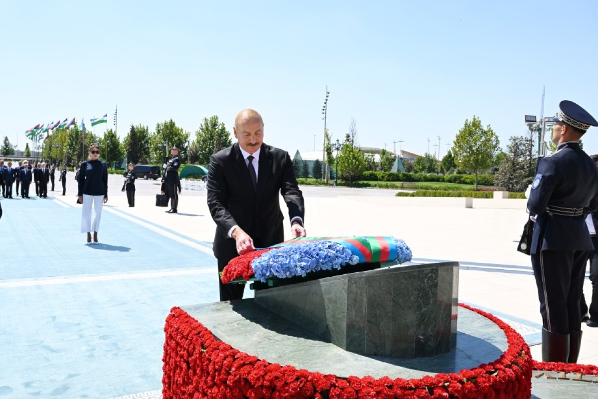 Президент Ильхам Алиев посетил Монумент независимости в Ташкенте-ВИДЕО 