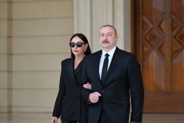 Президент Азербайджана и первая леди возложили цветы к барельефу Общенационального лидера в Ташкенте
