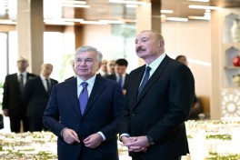 Ильхам Алиев и Шавкат Мирзиёев посетили мавзолей Исмаила Самани