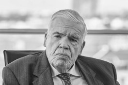 Умер один из богатейших людей мира