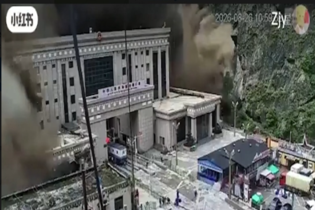 Разрушительное наводнение в Непале: 384 туристов пропали без вести -ВИДЕО 