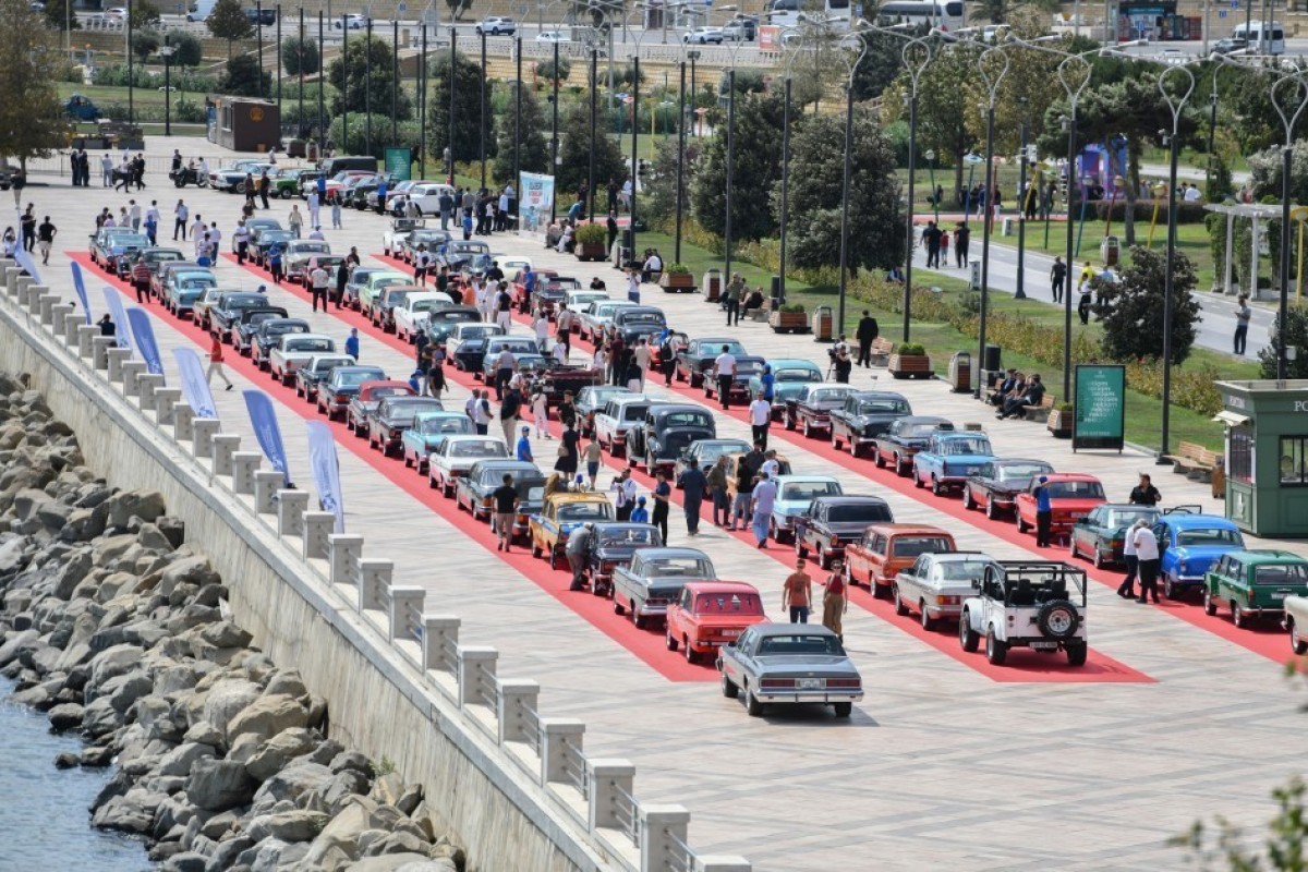 Лейла Алиева и Арзу Алиева посмотрели выставку и автопробег классических автомобилей-ФОТО 