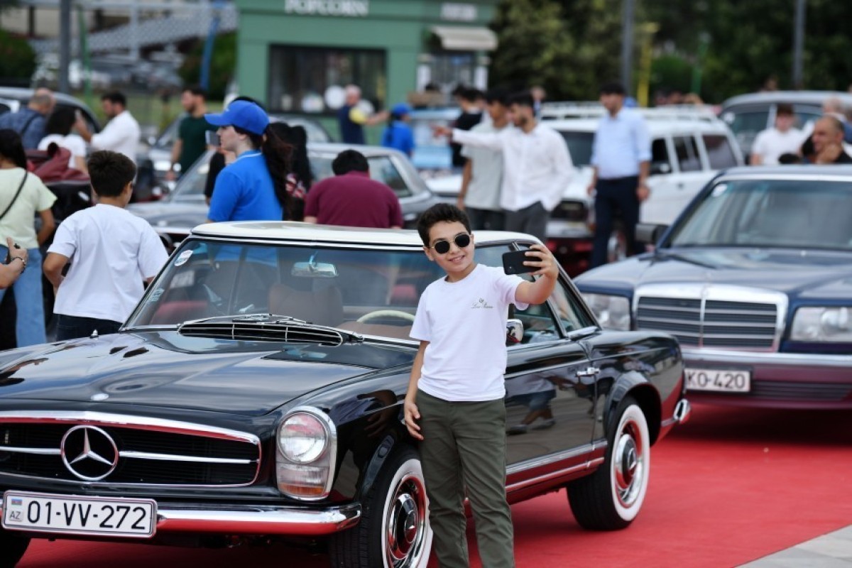 Лейла Алиева и Арзу Алиева посмотрели выставку и автопробег классических автомобилей-ФОТО 