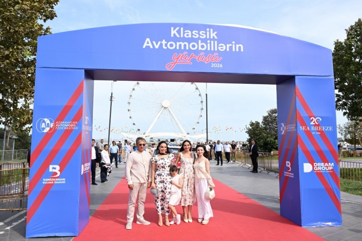 Лейла Алиева и Арзу Алиева посмотрели выставку и автопробег классических автомобилей-ФОТО 