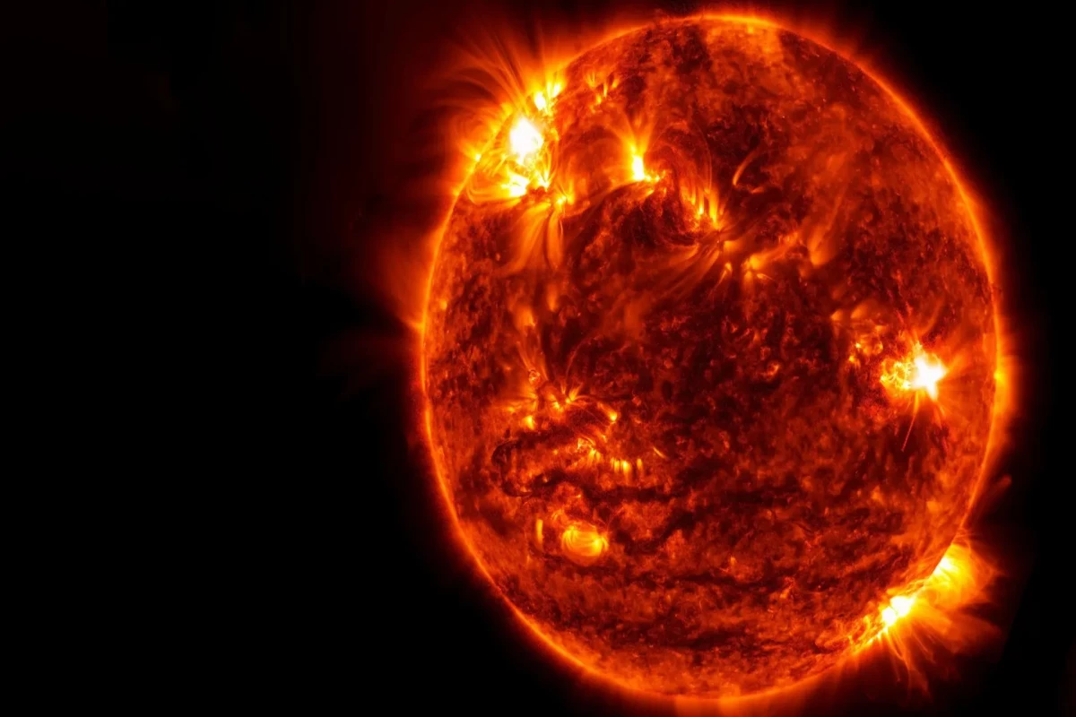 На Солнце произошло 17 вспышек за сутки