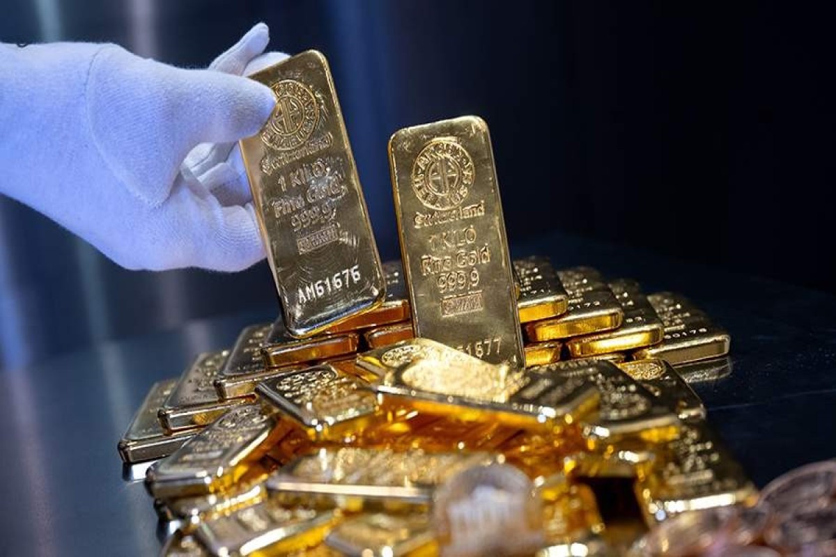 Аналитики Bloomberg: Цены на золото будут прододжать падение