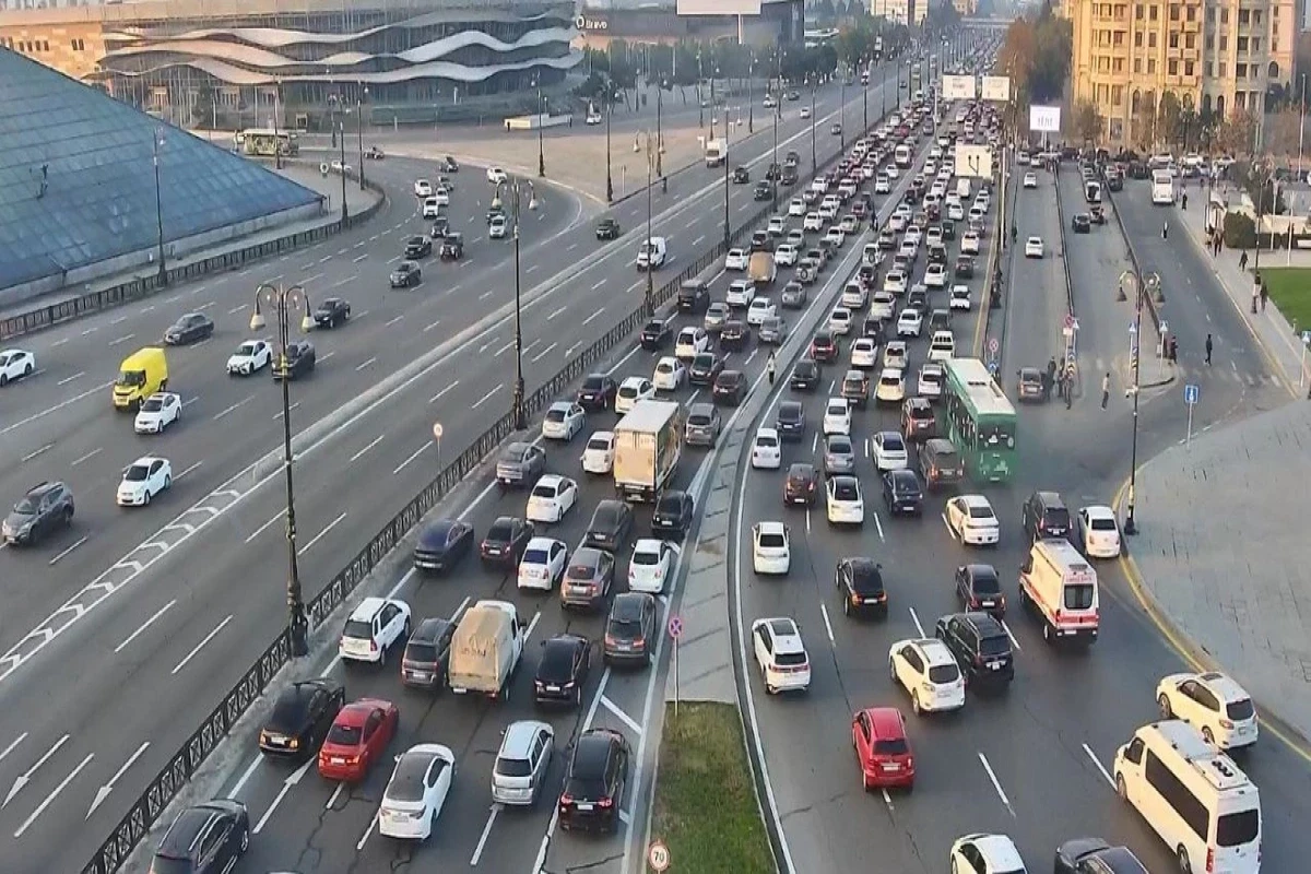 В Баку зафиксированы заторы на ключевых магистралях