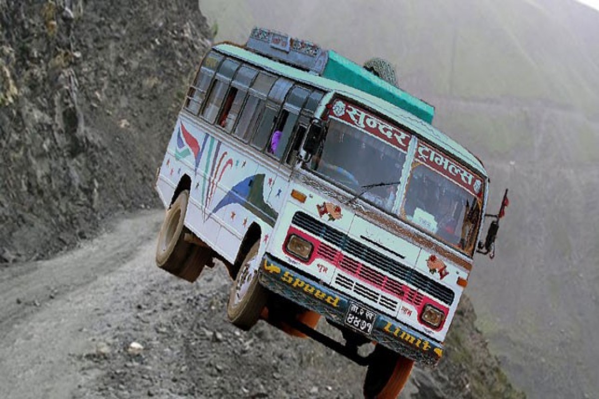 В Непале свадебный автобус сорвался в ущелье: не менее 13 погибших