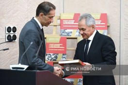 Шойгу вручил Рахману Мустафаеву документальный сборник «Подвиг Азербайджана в годы Второй мировой войны»-ФОТО 
