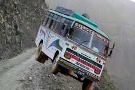 В Непале свадебный автобус сорвался в ущелье: не менее 13 погибших