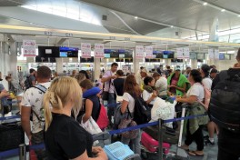 Около тысячи россиян застряли в аэропорту Пхукета