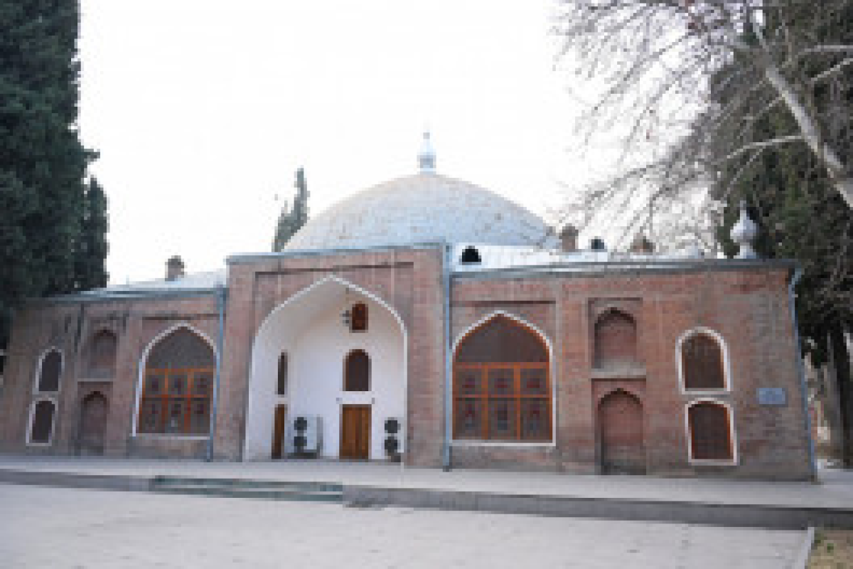 Лейла Алиева и Алена Алиева посетили мечеть Шаха Аббаса в Гяндже-ФОТО 