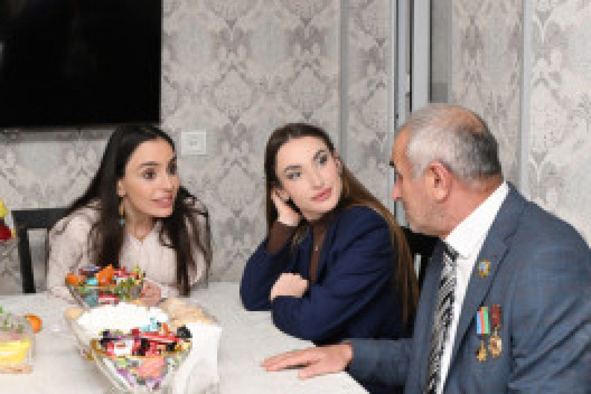 Лейла Алиева и Алена Алиева посетили Гянджинский мемориальный комплекс и семью Национального героя Натигa Гасымова-ФОТО 