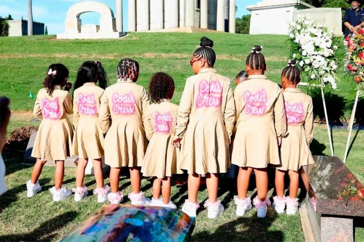 Дочь Снуп Догга превратила похороны ребенка в "светлое семейное событие"-ФОТО 