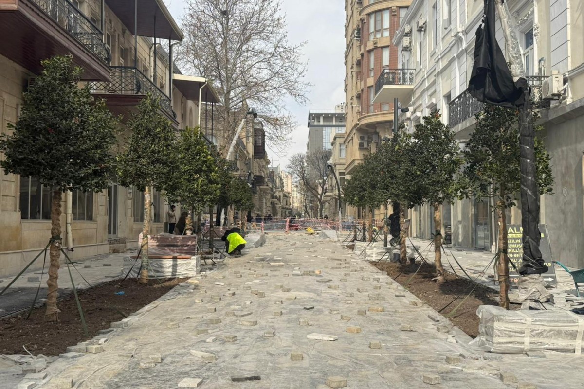 На улице Ислама Сафарли в Баку продолжаются восстановительные работы-ФОТО 