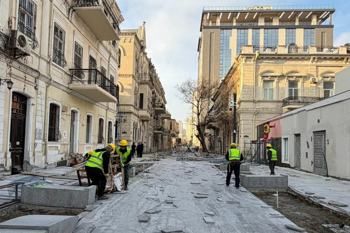 На улице Ислама Сафарли в Баку продолжаются восстановительные работы-ФОТО 