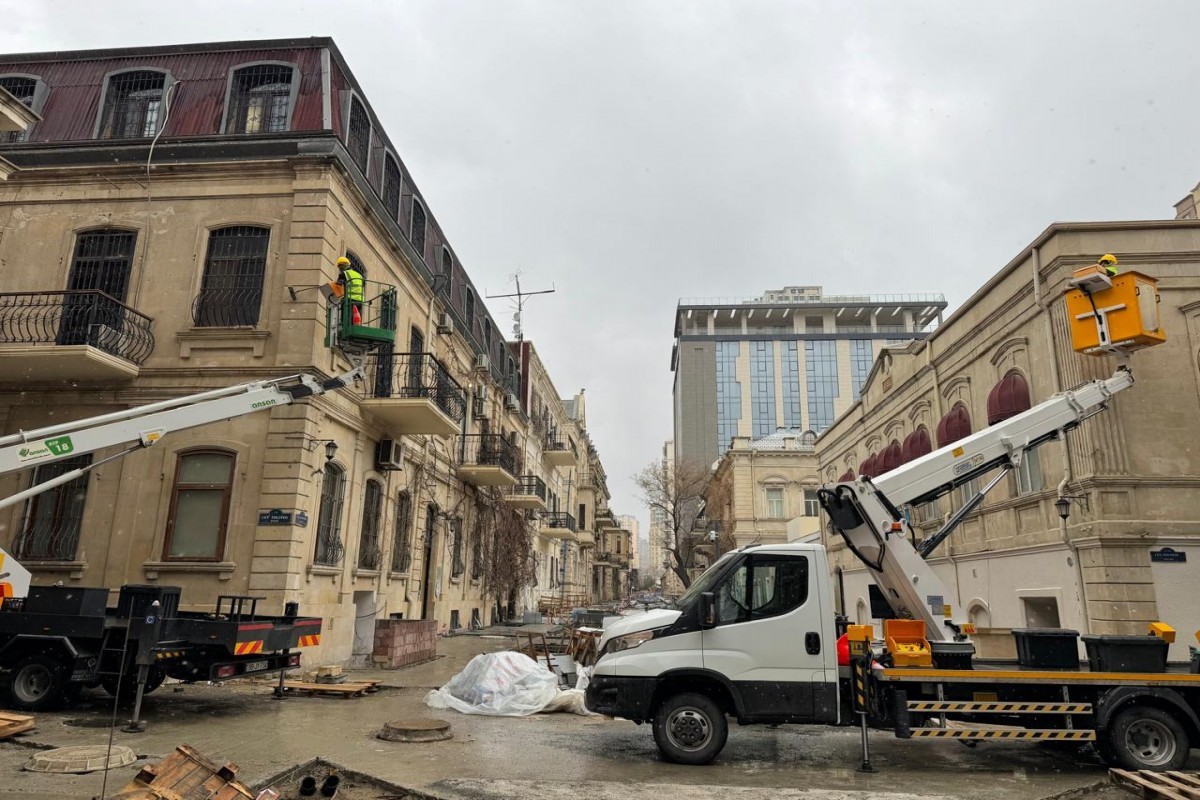 На улице Ислама Сафарли в Баку продолжаются восстановительные работы-ФОТО 