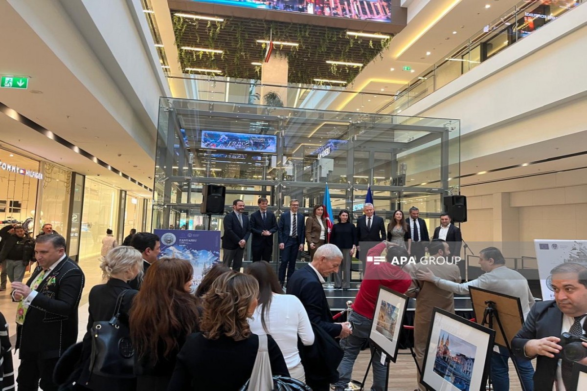 В Баку открылась фотовыставка «Европейские площади»-ФОТО 