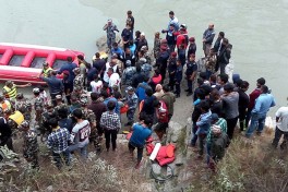 Не менее 12 человек погибли при падении автобуса в реку в Непале