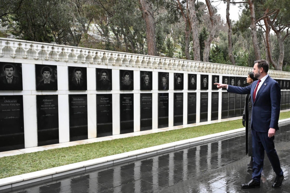 Джеймс Дэвид Вэнс и его супруга посетили Аллею шехидов-ФОТО 