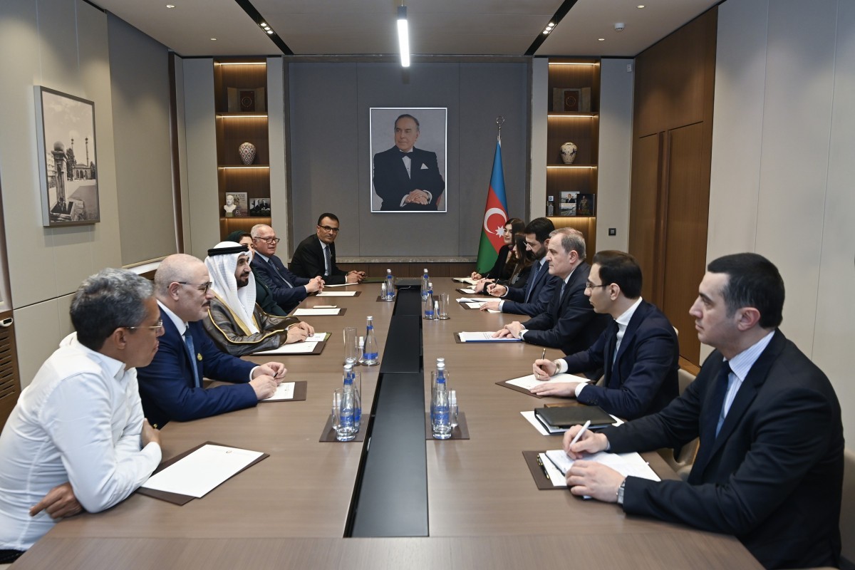 Джейхун Байрамов обсудил региональную безопасность с председателем Арабского парламента