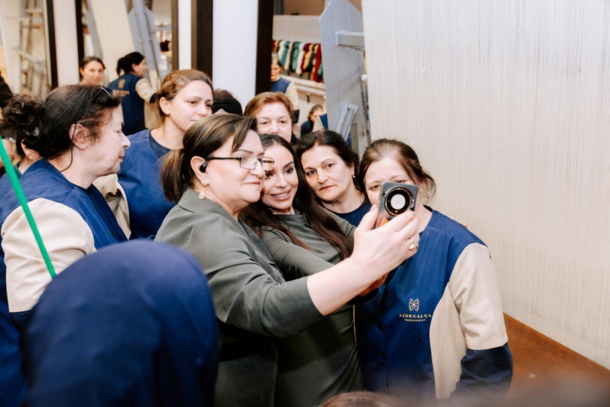 Лейла Алиева приняла участие в завершающем этапе создания редкого ковра-ФОТО 