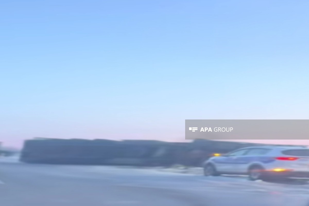 В Масаллы перевернулся грузовик на трассе Алят–Астара