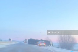 В Масаллы перевернулся грузовик на трассе Алят–Астара