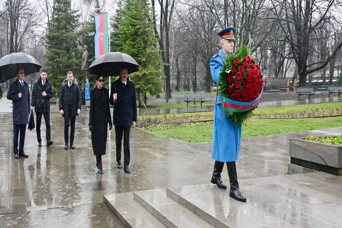 Президент Ильхам Алиев посетил в Белграде памятники Гейдару Алиеву и Милораду Павичу
