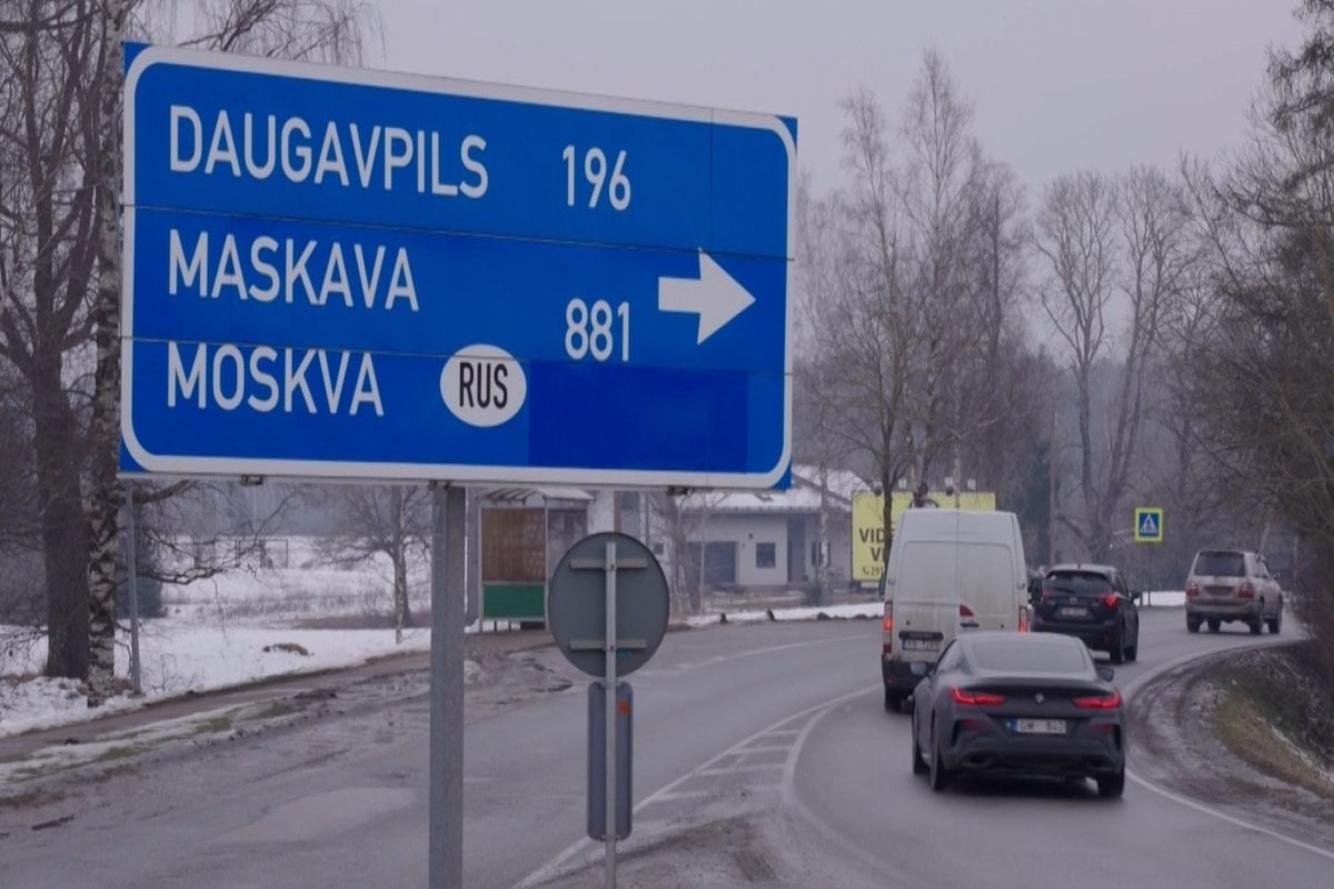 В Латвии уберут с дорожных знаков названия городов России и Беларуси