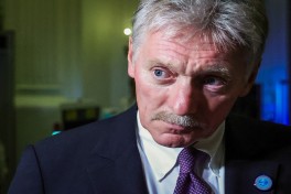 Песков: Кремль не планирует судиться из-за масок с лицом Путина