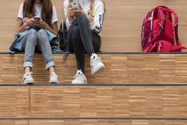 ЕС ужесточит правила для молодежи в соцсетях