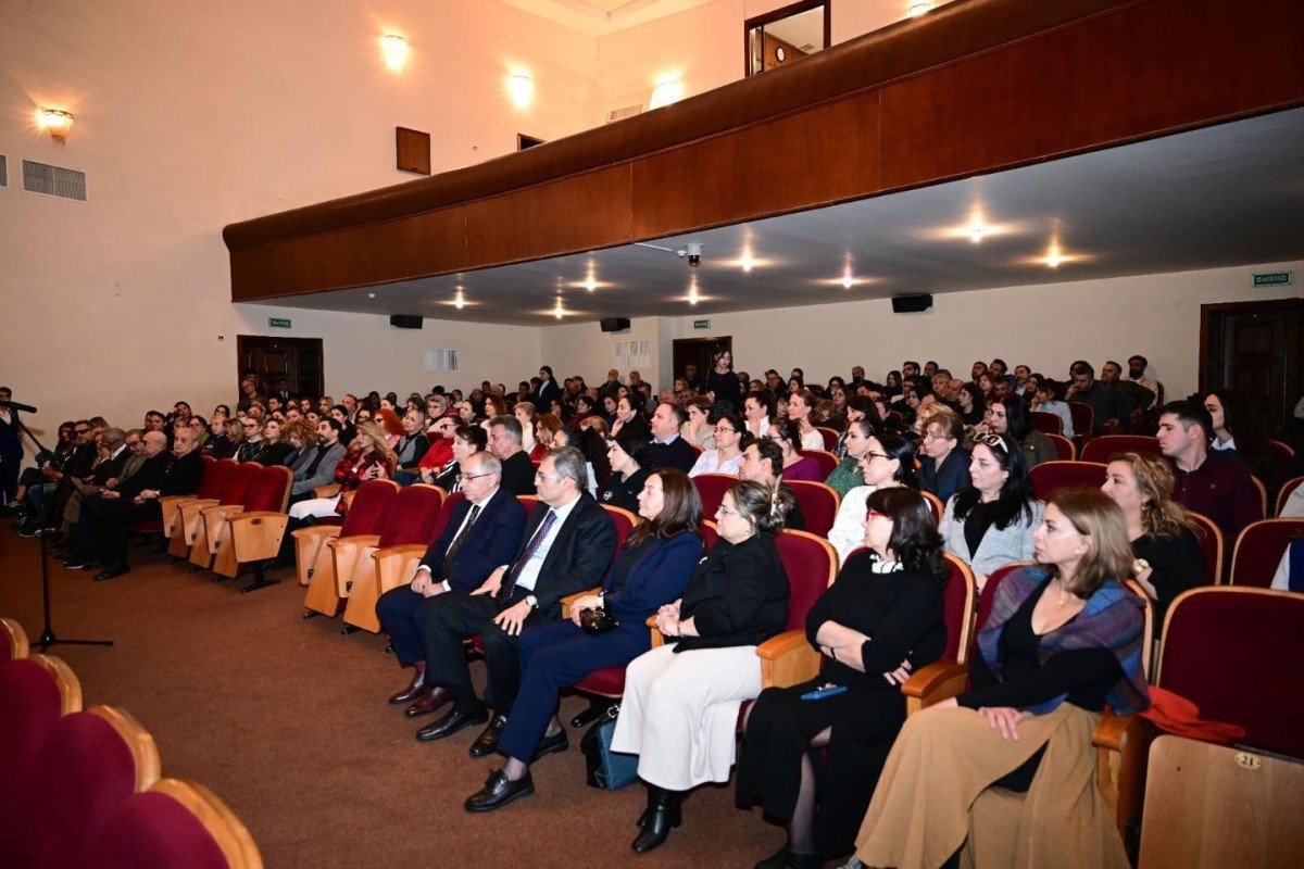 Адиль Керимли представил коллективу Русдрамы нового директора -ФОТО 