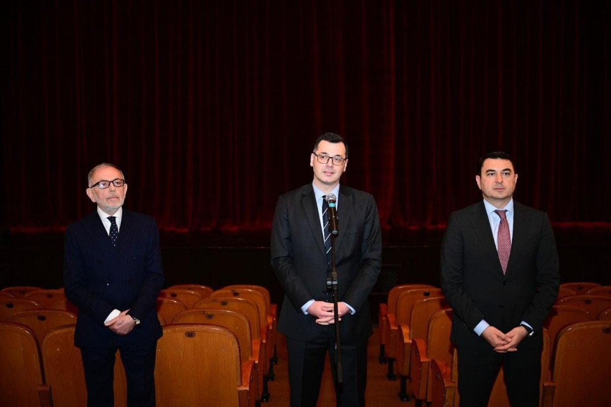 Адиль Керимли представил коллективу Русдрамы нового директора -ФОТО 