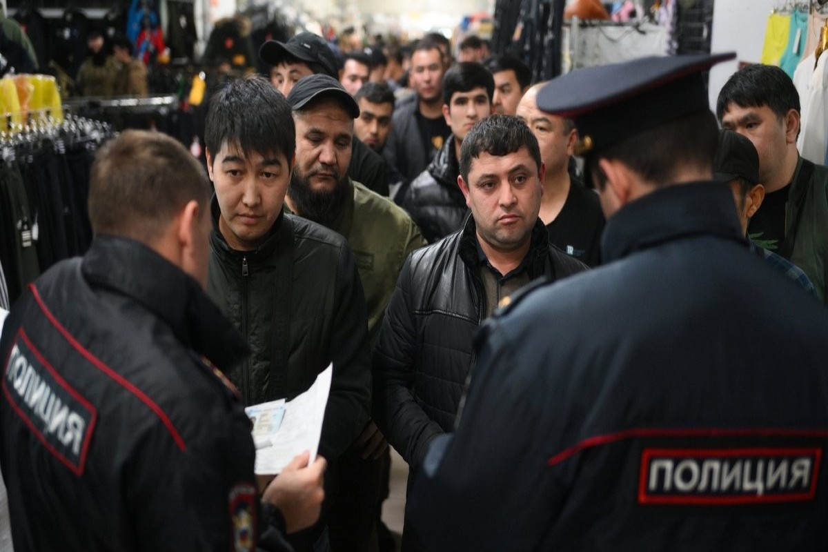 В Госдуму РФ внесли законопроект о выезде детей мигрантов из страны в 18 лет