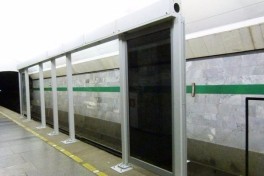 Почему в бакинском метро невозможно установление стекляных перегородок? 