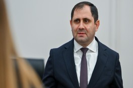 Министр обороны Армении прибыл с визитом в Иран