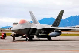 На авиабазу на юге Израиля прибыли 12 истребителей F-22 ВВС США