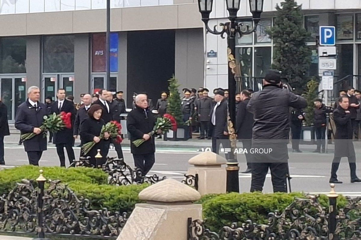 Государственные официальные лица посетили памятник жертвам Ходжалы