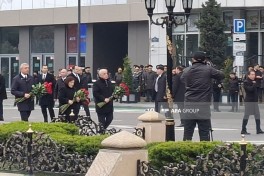 Государственные официальные лица посетили памятник жертвам Ходжалы