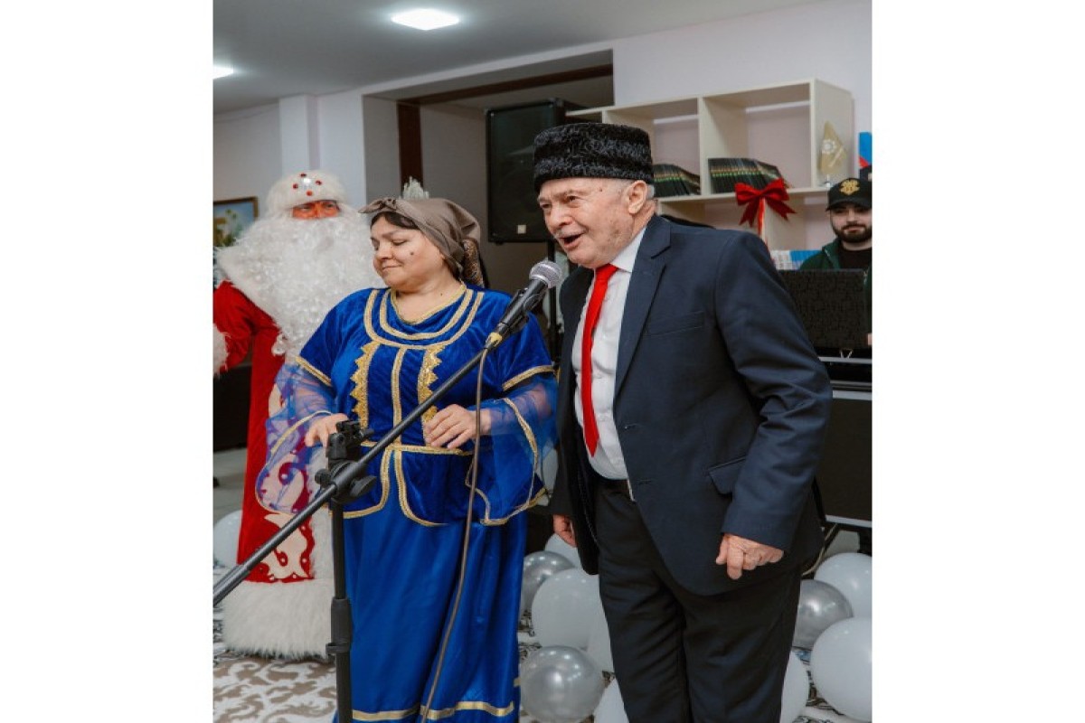 В учреждении соцобслуживания для пожилых людей устроено новогоднее застолье-ФОТО 