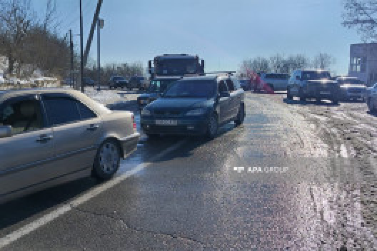 Транспортное движение по автомагистрали Баку—Шамахы—Евлах приостановлено из-за гололёда-ФОТО 