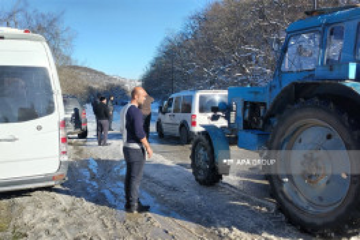 Транспортное движение по автомагистрали Баку—Шамахы—Евлах приостановлено из-за гололёда-ФОТО 