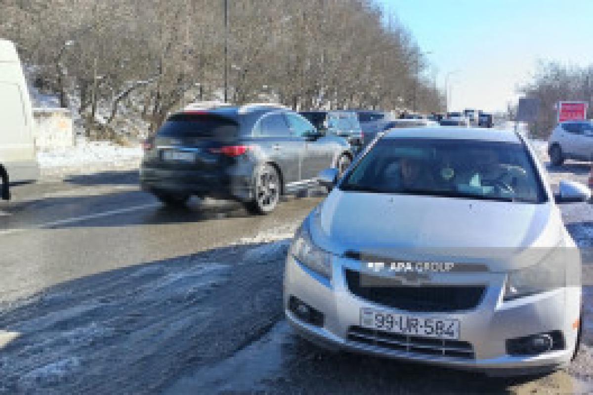 Транспортное движение по автомагистрали Баку—Шамахы—Евлах приостановлено из-за гололёда-ФОТО 