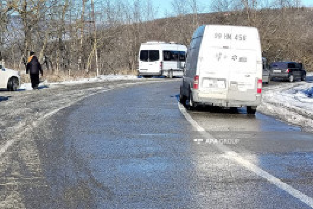 Транспортное движение по автомагистрали Баку—Шамахы—Евлах приостановлено из-за гололёда-ФОТО 