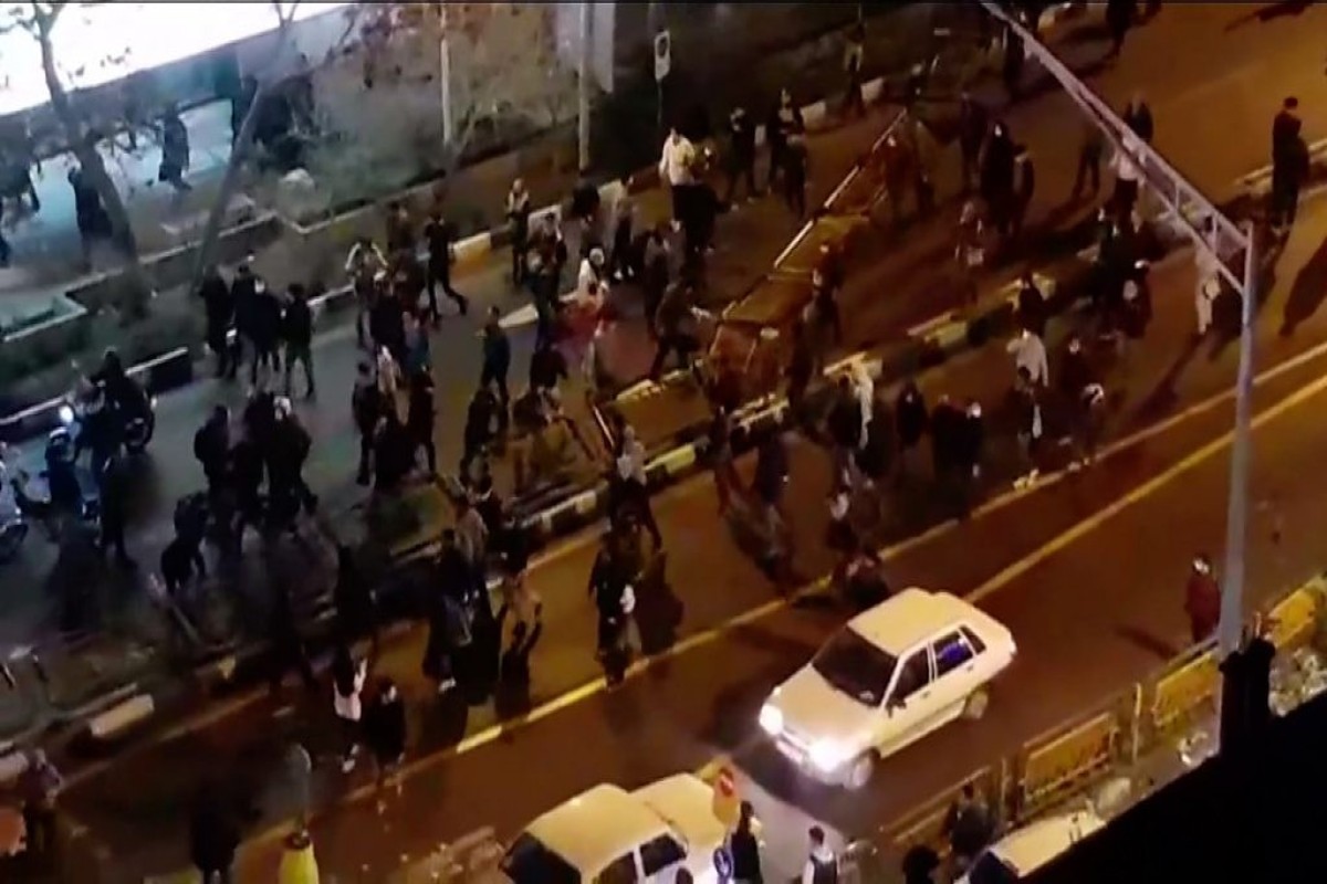 Протестующие захватили город Хоррамабад на западе Ирана
-ВИДЕО 