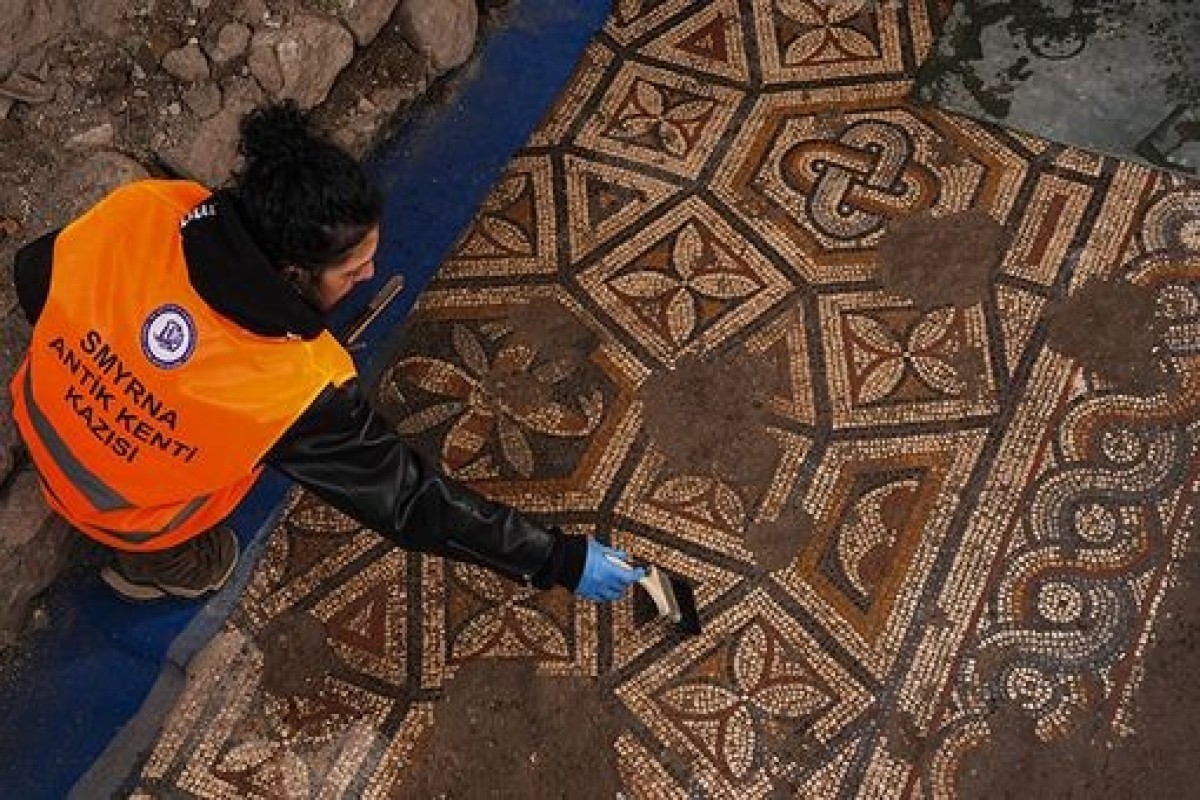 В центре Измира обнаружили редкую римскую мозаику с «узлом Соломона»