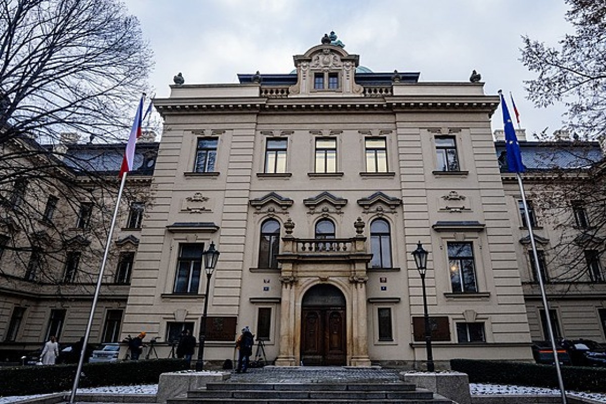 Флаг Украины на здании правительства Чехии заменили на флаг ЕС