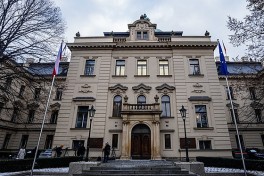 Флаг Украины на здании правительства Чехии заменили на флаг ЕС