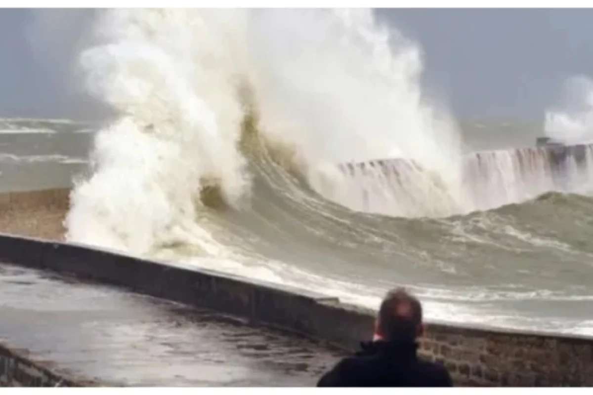Ветер до 213 км/ч и закрытые школы: север Франции пострадал от шторма